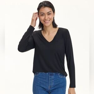 NWOT Reitmans R Essentials V Neck Top